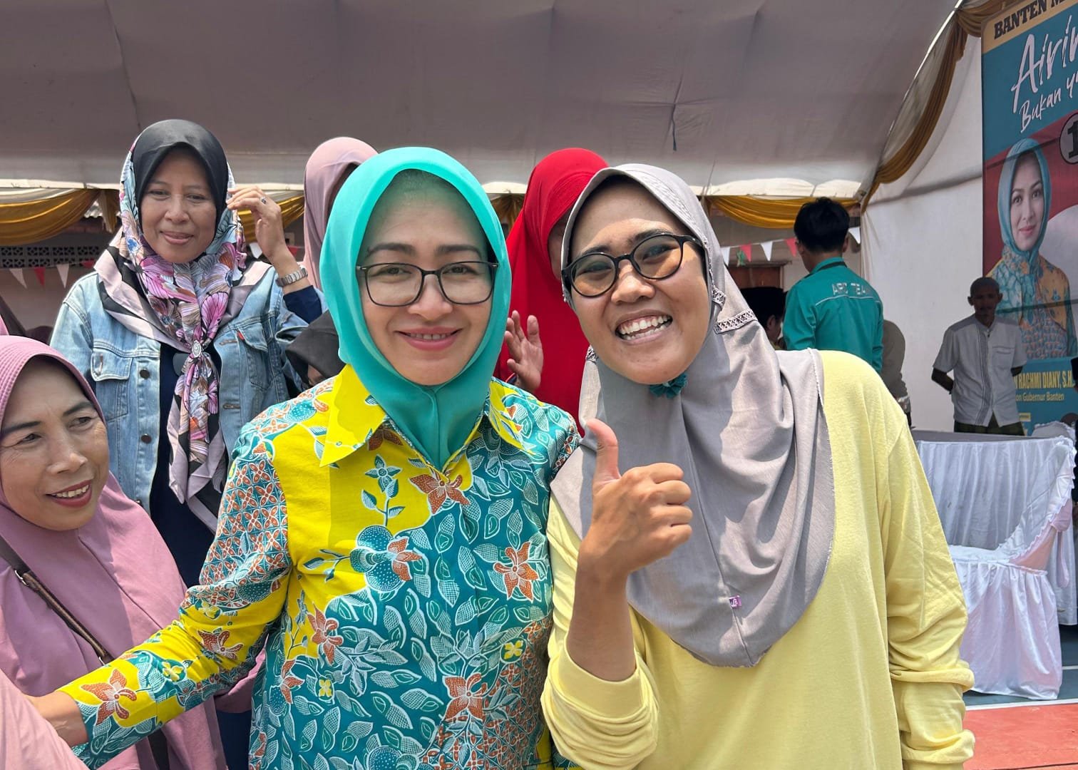 Borong Makanan di Warung Sop Iga Mami Iska, Airin Rachmi Diany Tegaskan Dukungan Terhadap UMKM Banten